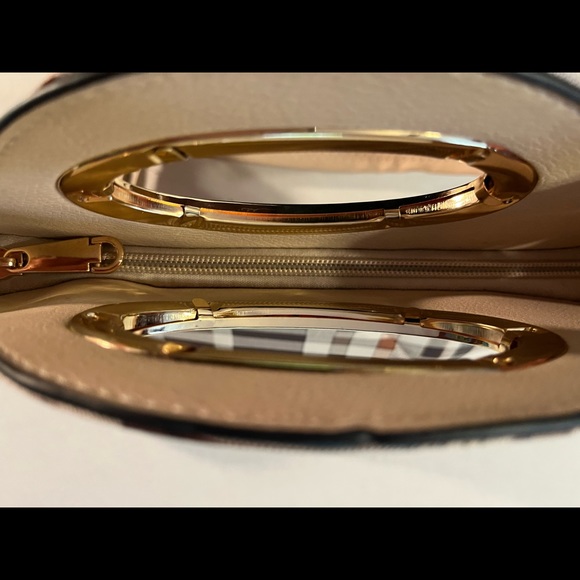 Tote purse, with handles and removable/adjustable shoulder strap. - Picture 9 of 9